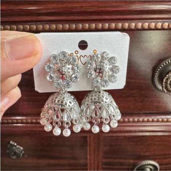 Fashion Jewelry Silver and White Dangle Earrings - Picture 2 of 2